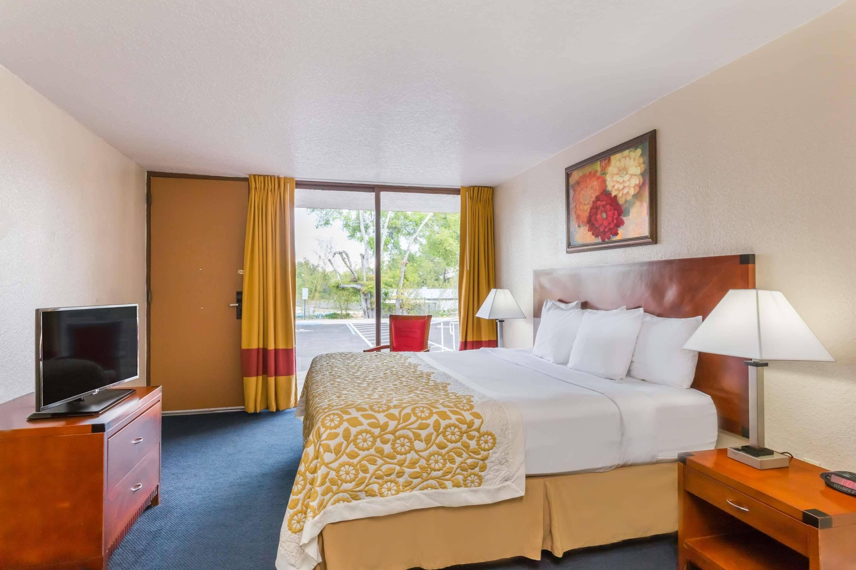 Days Inn & Suites By Wyndham Clermont Bagian luar foto