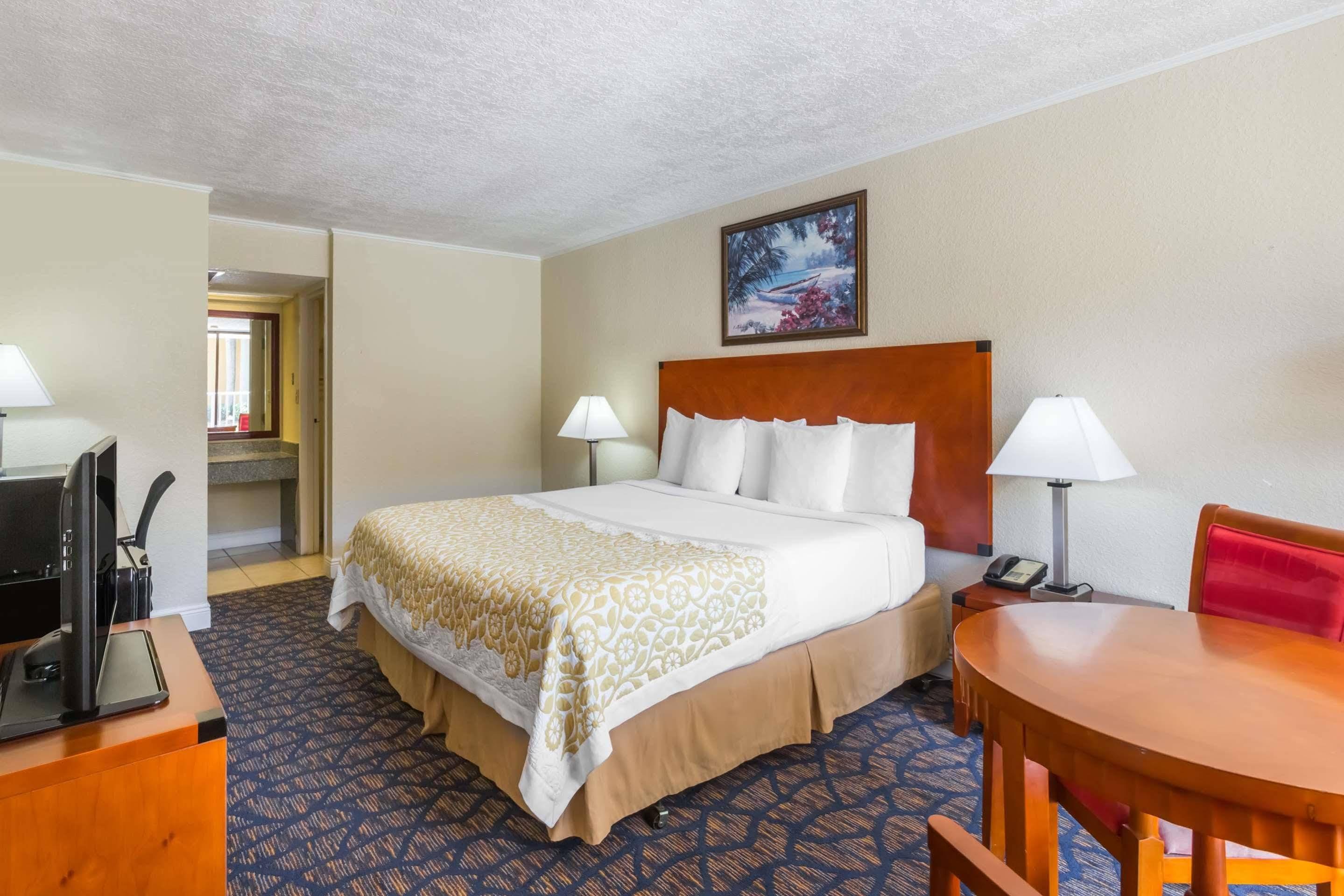 Days Inn & Suites By Wyndham Clermont Bagian luar foto