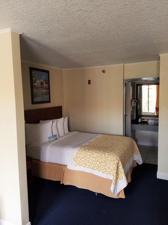 Days Inn & Suites By Wyndham Clermont Bagian luar foto