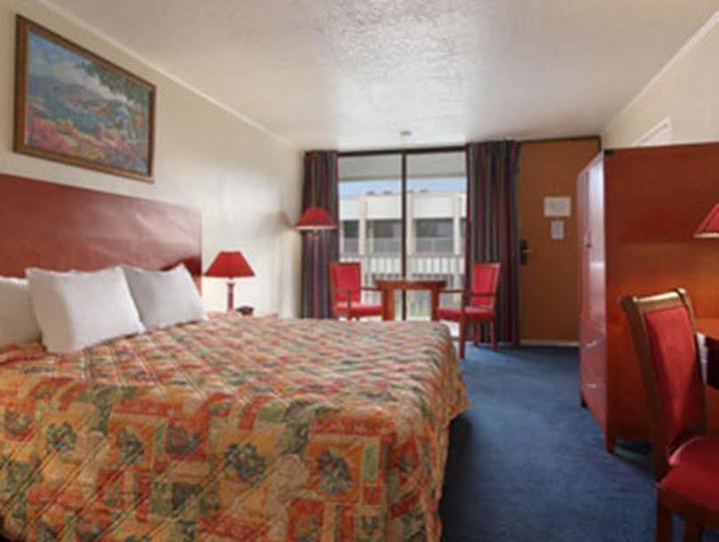 Days Inn & Suites By Wyndham Clermont Bagian luar foto
