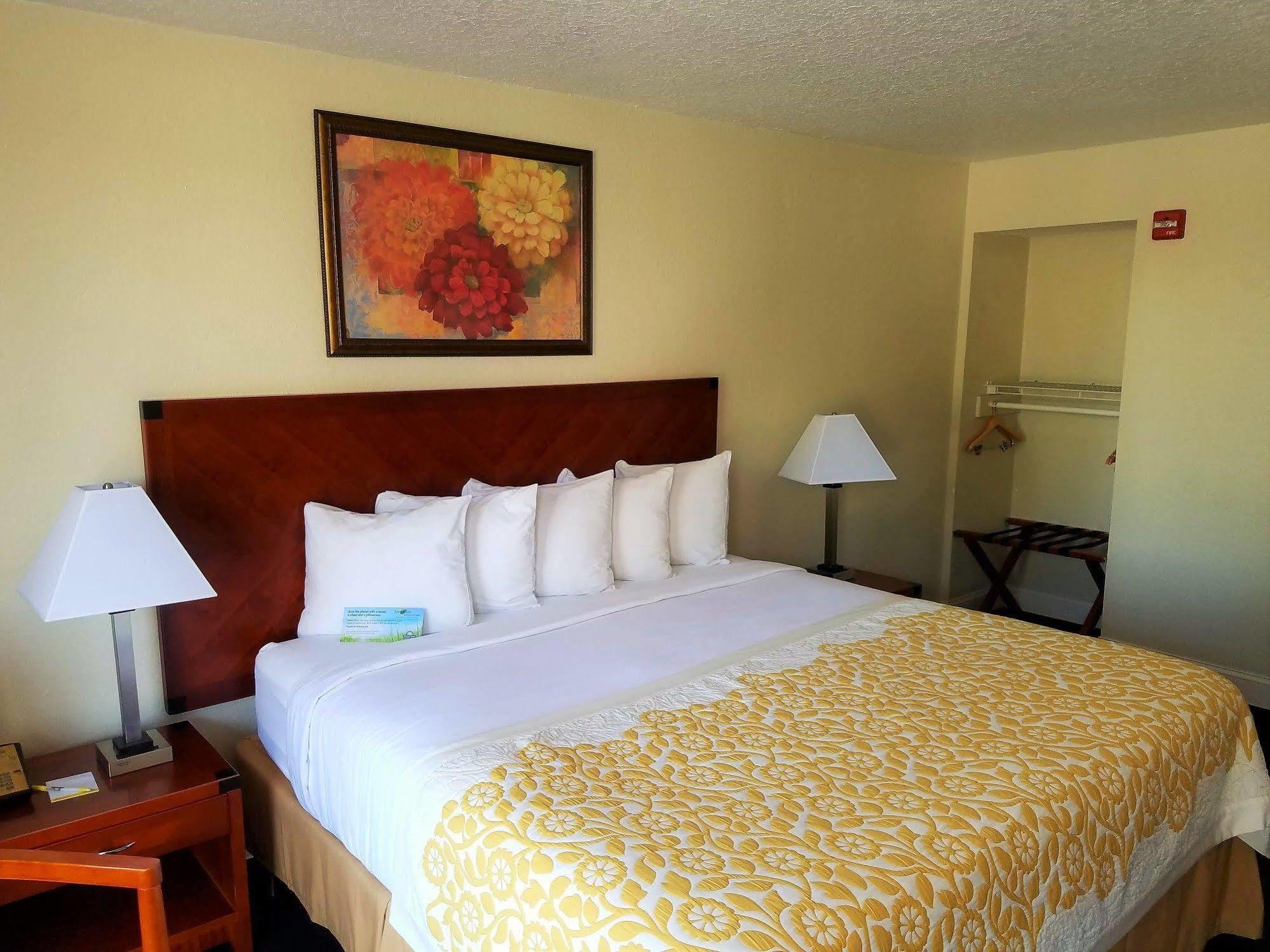 Days Inn & Suites By Wyndham Clermont Bagian luar foto