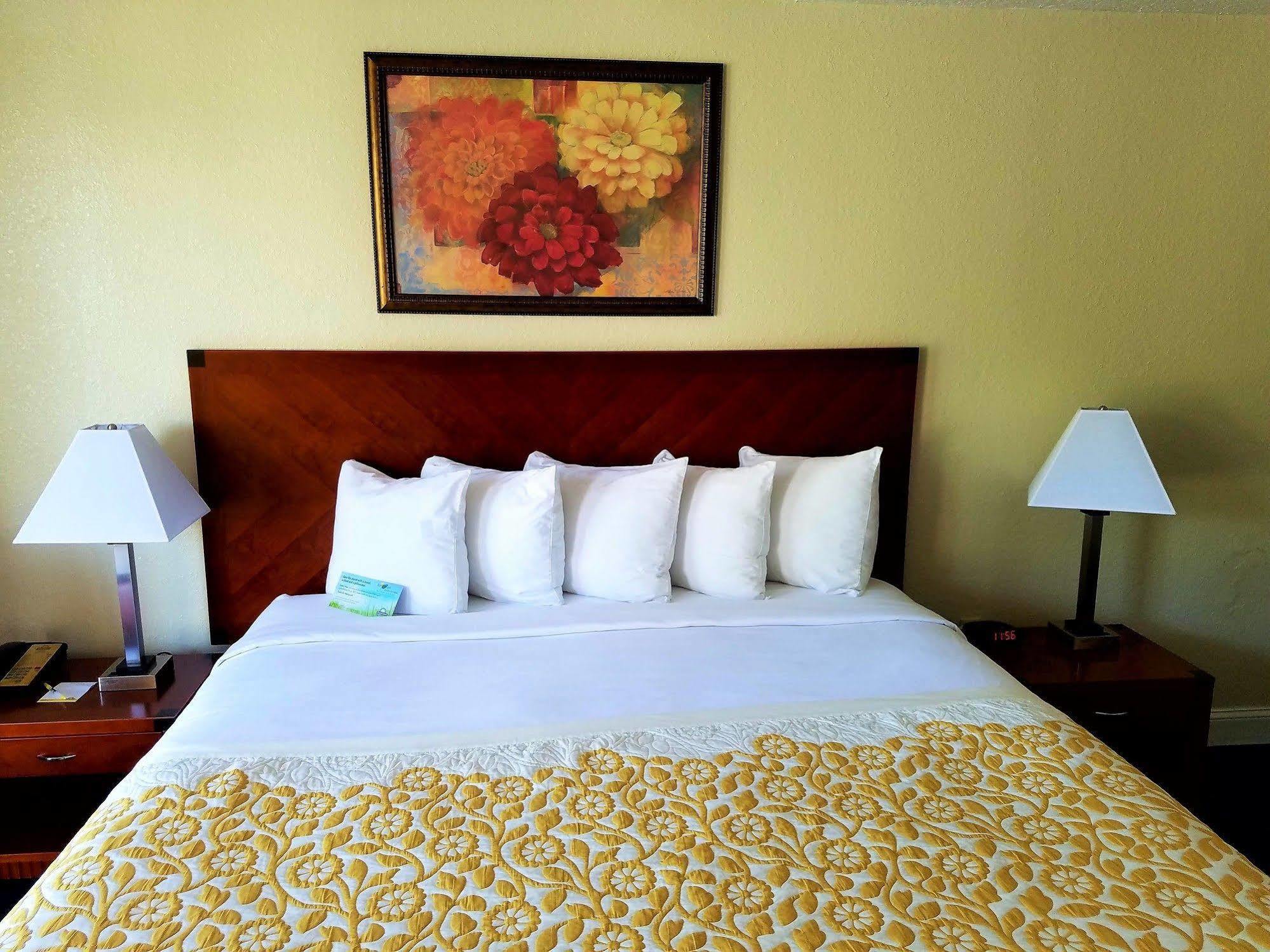 Days Inn & Suites By Wyndham Clermont Bagian luar foto