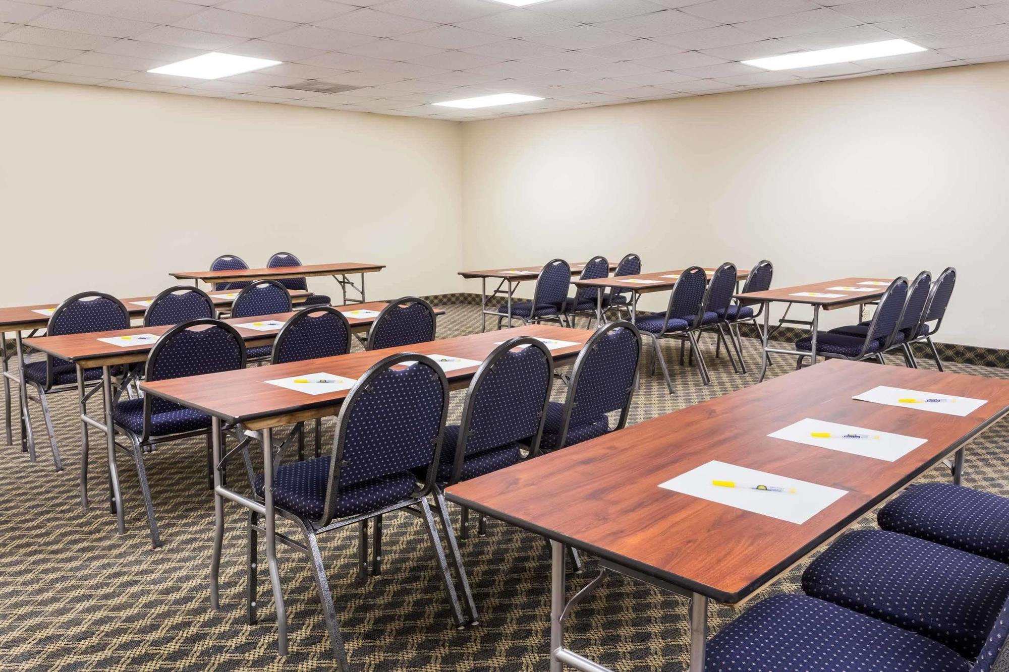Days Inn & Suites By Wyndham Clermont Bagian luar foto