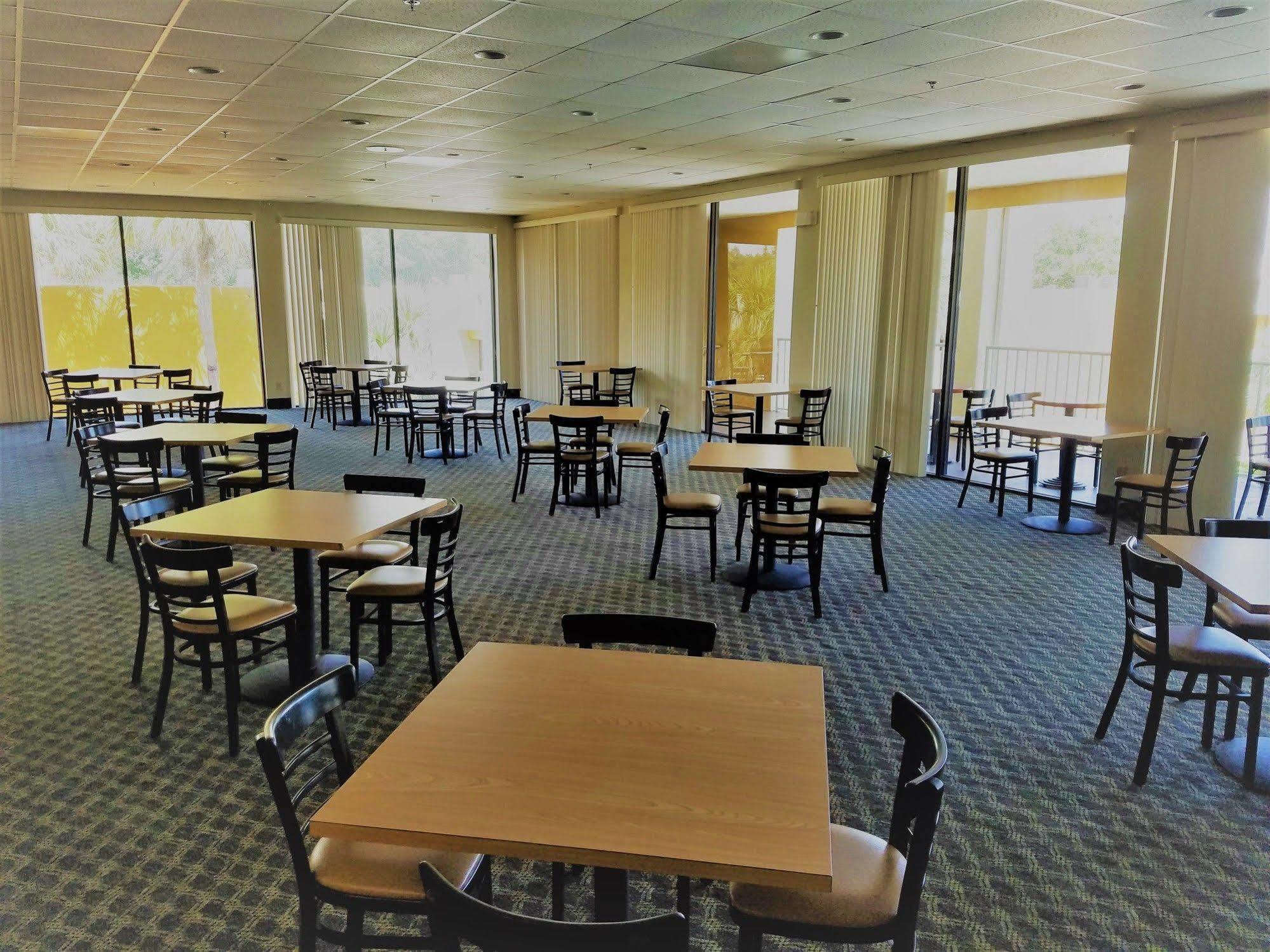 Days Inn & Suites By Wyndham Clermont Bagian luar foto