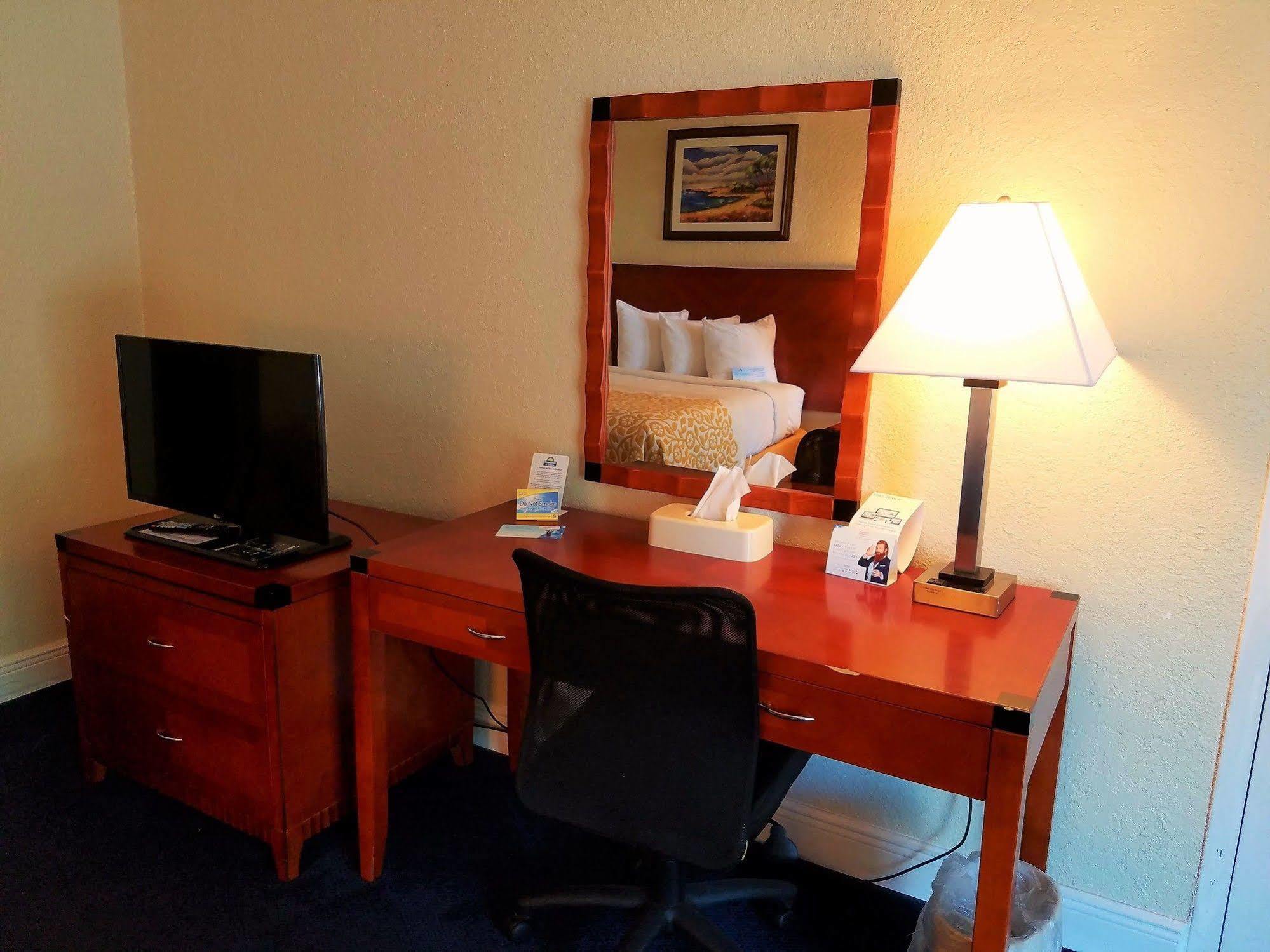 Days Inn & Suites By Wyndham Clermont Bagian luar foto