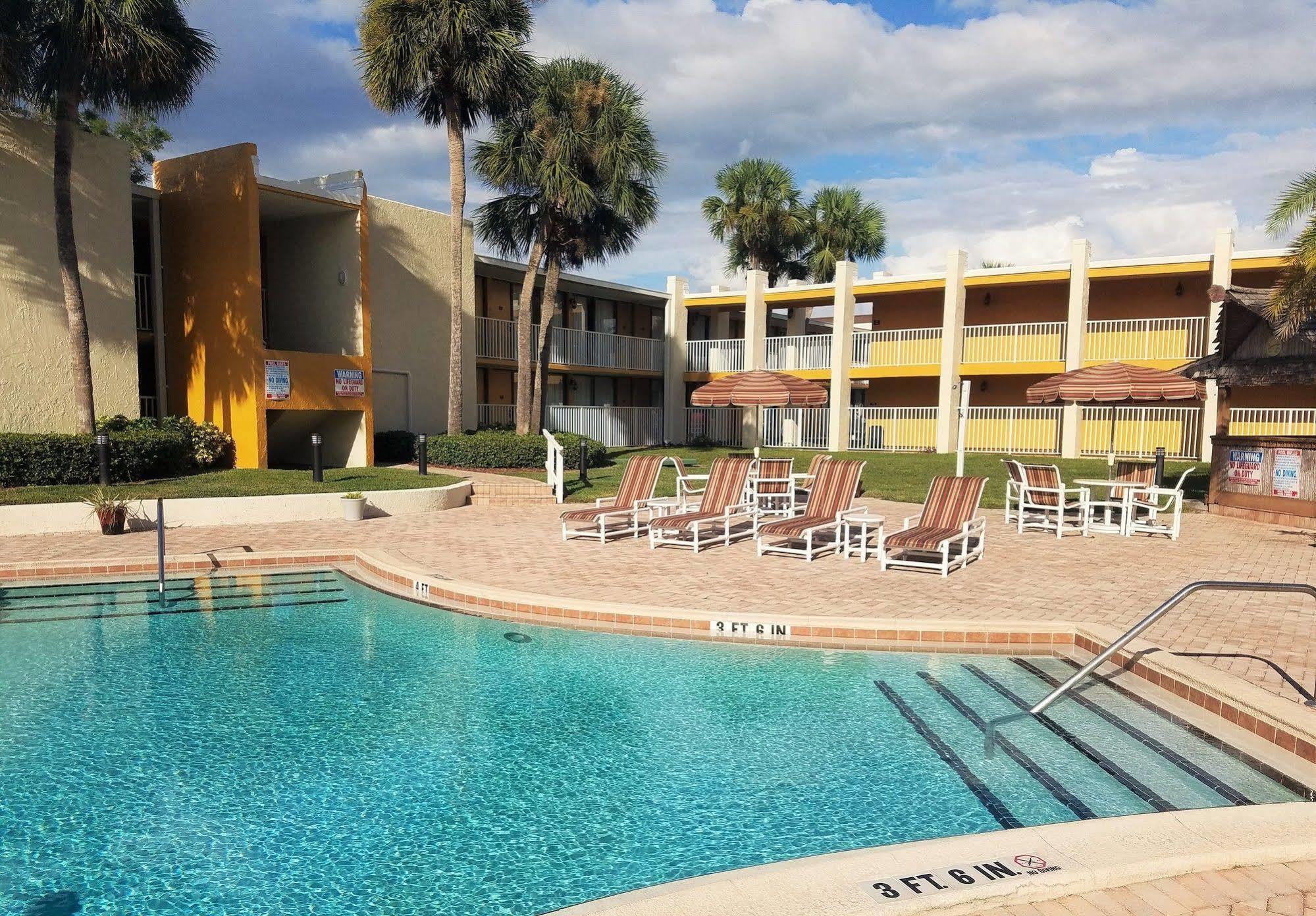 Days Inn & Suites By Wyndham Clermont Bagian luar foto