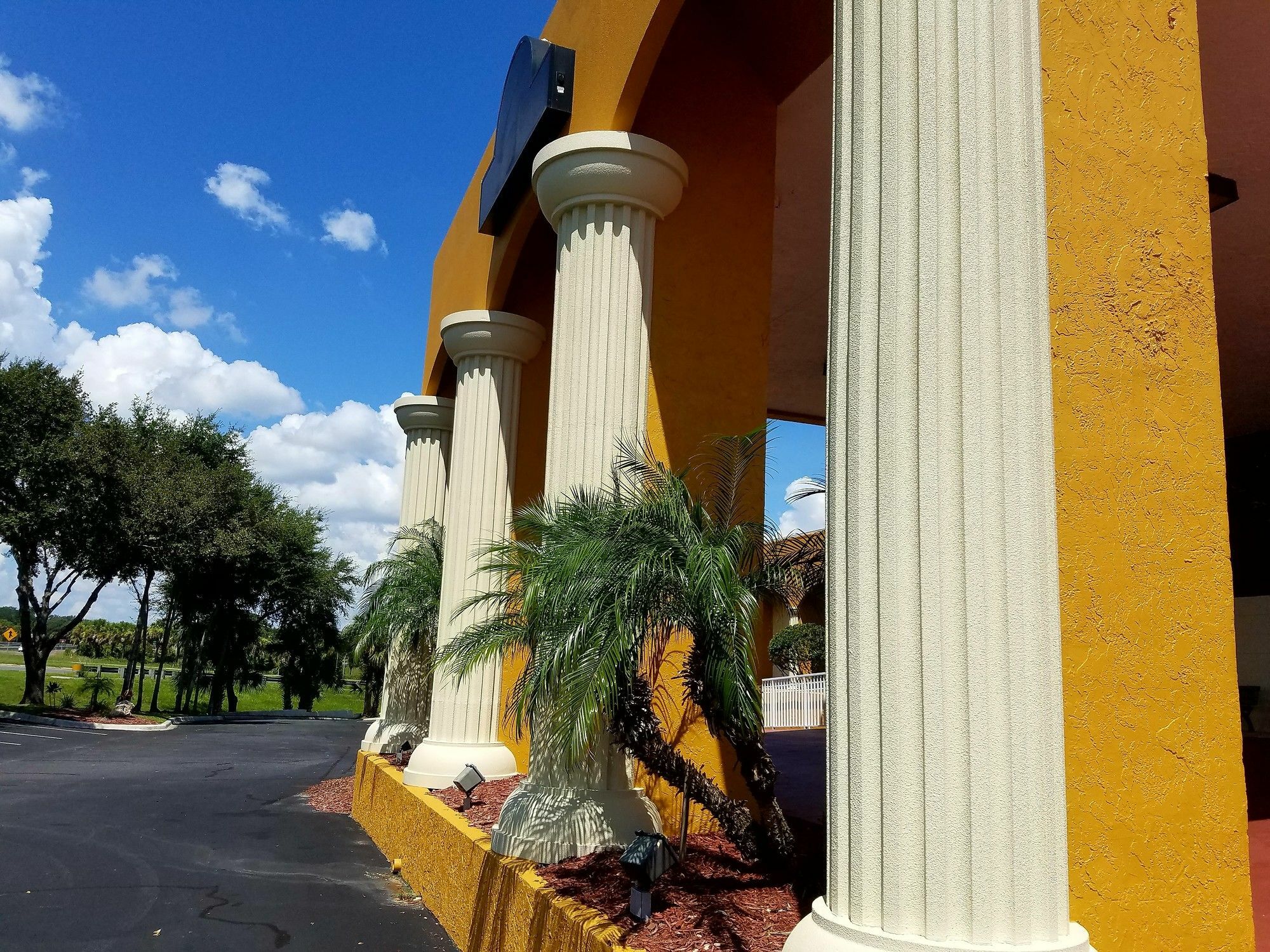 Days Inn & Suites By Wyndham Clermont Bagian luar foto